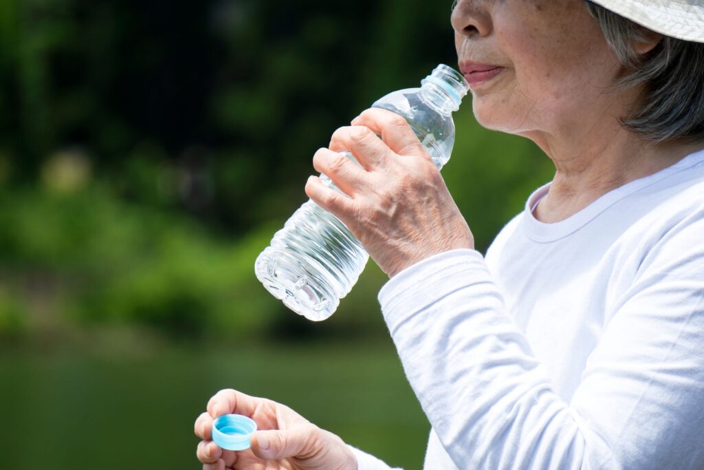 senior en ehpad faisant attention à son hydratation