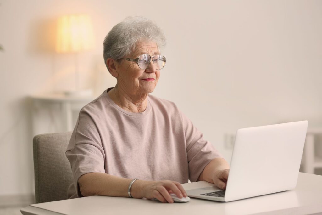 Senior qui cherche des informations sur Qualiscope