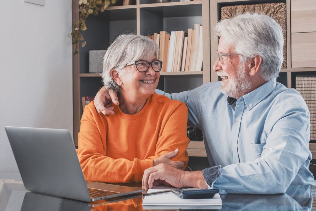 Seniors qui comparent les types d'EHPAD et les prix