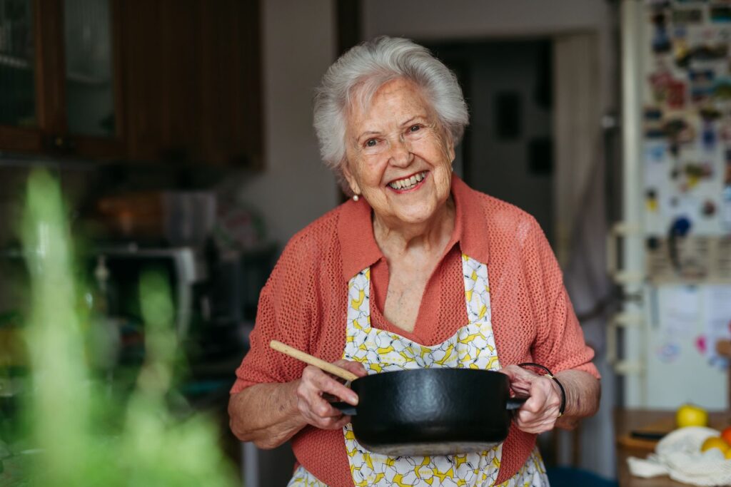 Senior qui cuisine chez elle en résidence