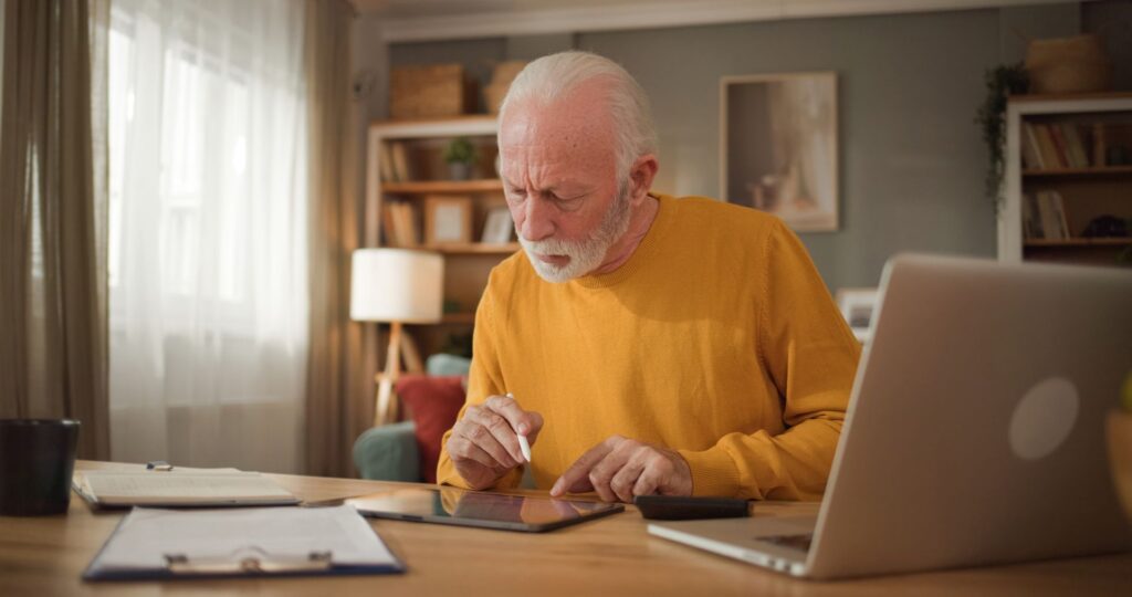 senior déclarant aux impots les aides reçues en ehpad
