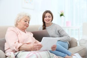 Unité Alzheimer en EHPAD : les 6 critères de qualité que les familles devraient vérifier en visite