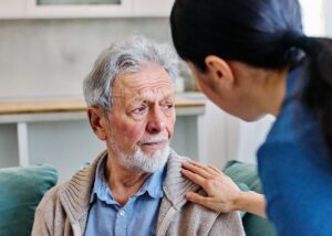 Résidence senior : que se passe-t-il quand un résident devient isolé malgré les animations ?