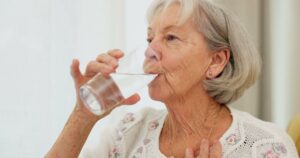 L’été, cette eau servie en EHPAD intrigue souvent les familles… voici pourquoi certains résidents en ont besoin