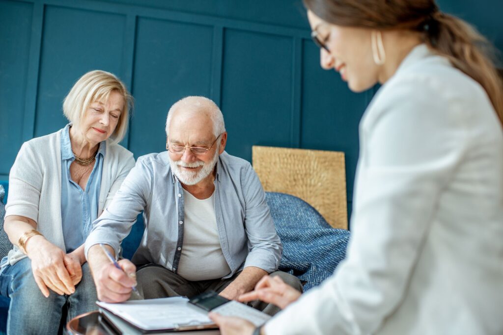 Seniors qui consultent le projet d'accompagnement personnalisé