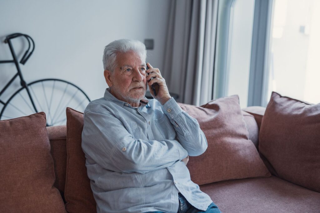 Senior qui se renseigne auprès d'un EHPAD