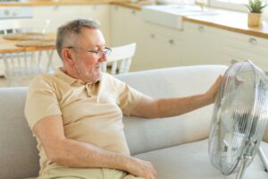Votre parent refuse la climatisation en EHPAD comment le convaincre de se protéger de la chaleur