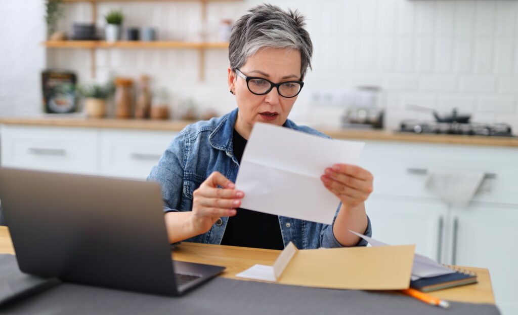 senior recevant le courier d'augmentation du tarif ehpad