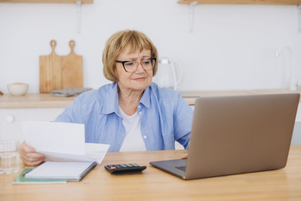 Senior qui calcule son potentiel reste à charge