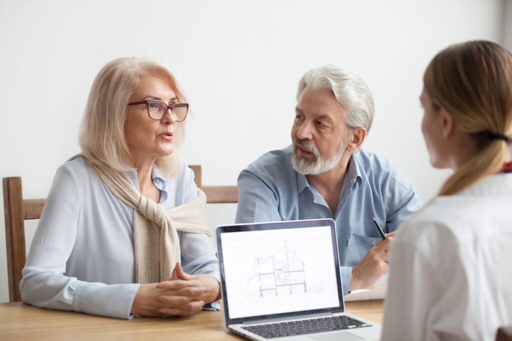 Seniors qui mettent leur maison en location pour financer l'EHPAD