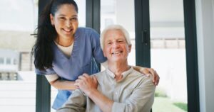 Votre proche âgé perd ses forces voici ce que cela peut révéler sur sa santé cognitive