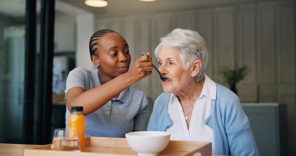 Senior à qui on change l'alimentation