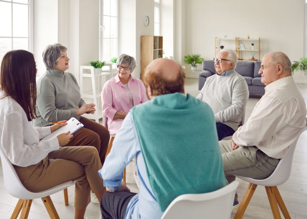 Seniors qui en rencontrent d'autres lors de la visite