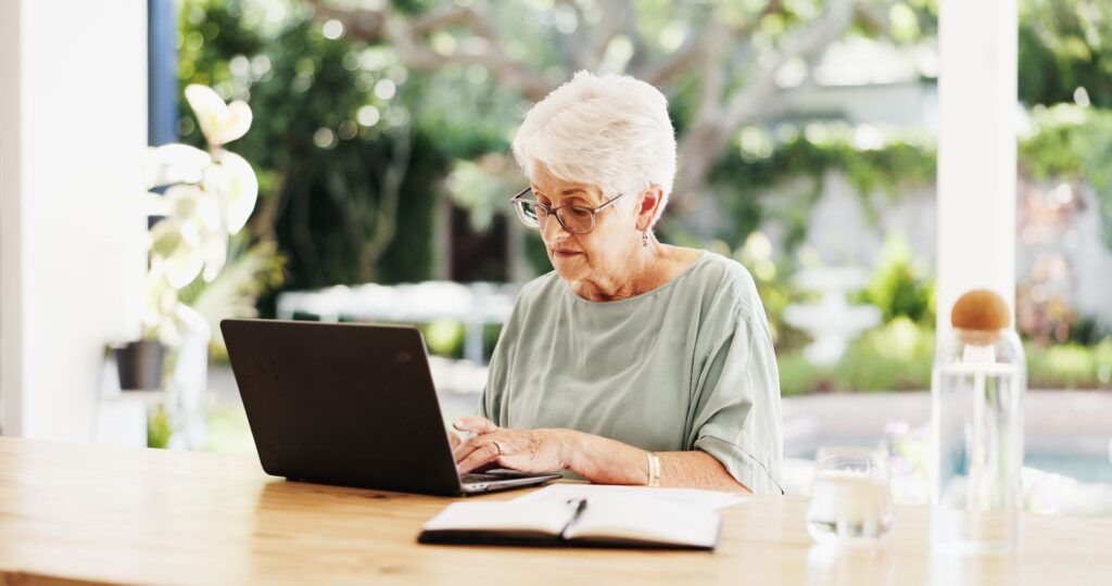 Senior qui se renseigne sur les aides mobilisables pour l'entrée en EHPAD