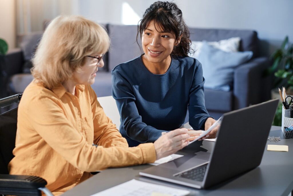 Senior et son aidante qui analysent une facture d'EHPAD