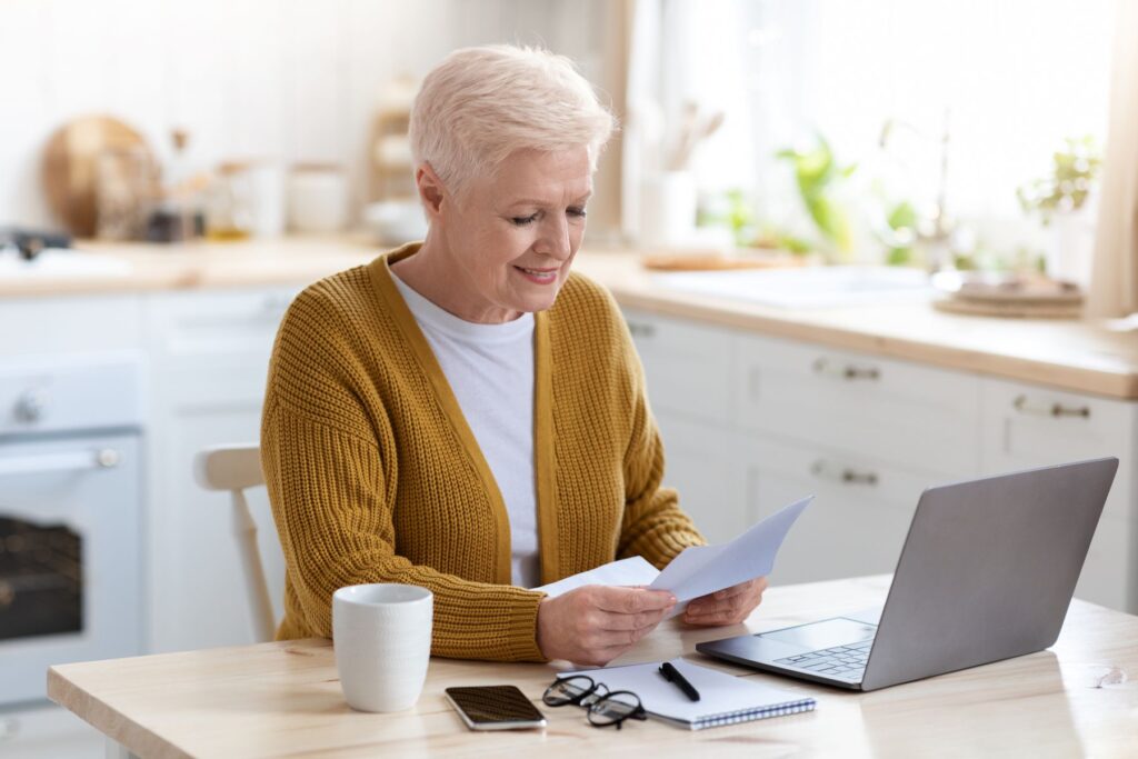 Senior qui paye l'option blanchisserie en EHPAD