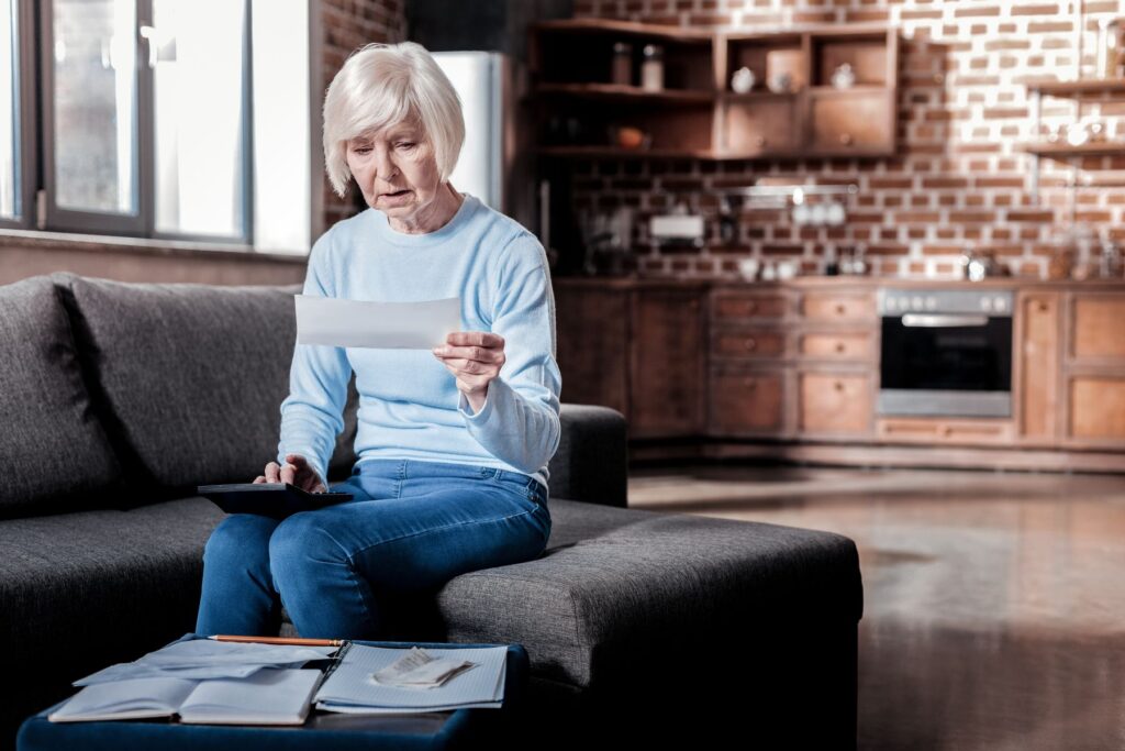 senior découvrant le coût des prestations complémentaires en ehpad