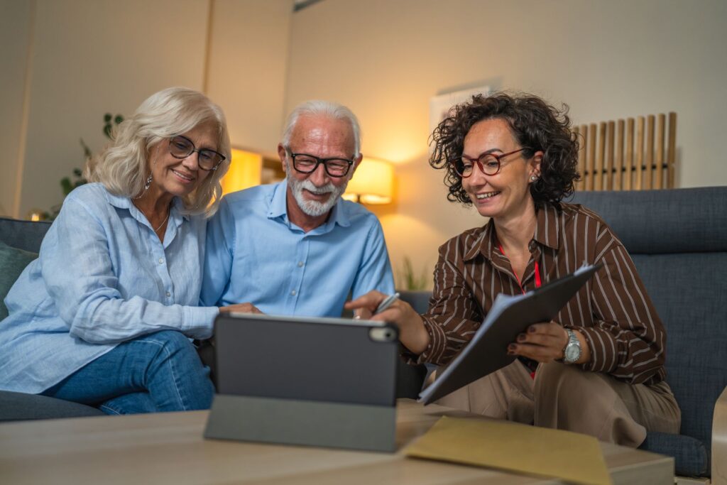 Seniors qui demandent le planning d'animations de la résidence