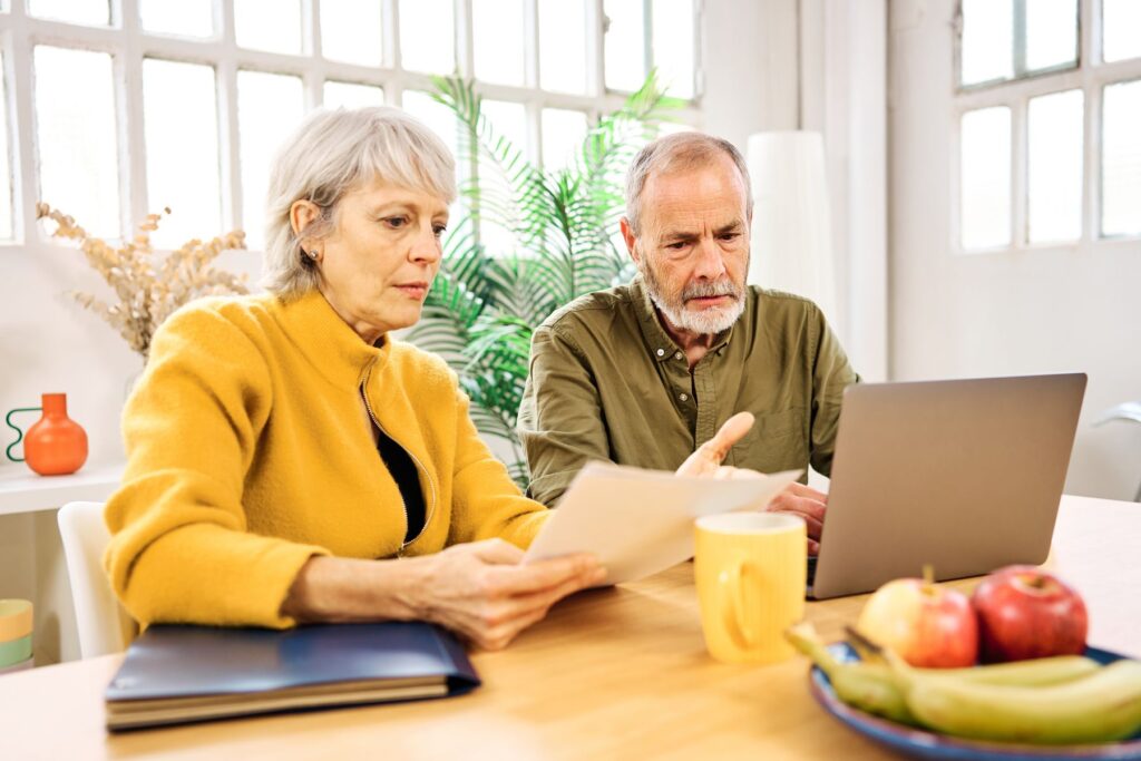 Seniors qui analysent les dépenses en résidence services
