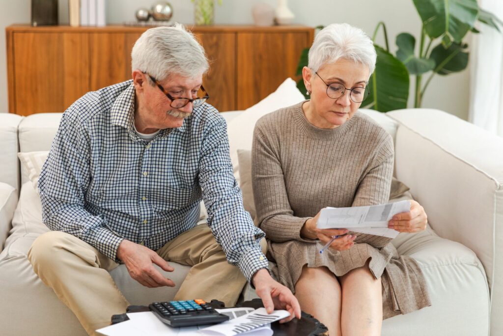 Seniors qui comparent deux établissements